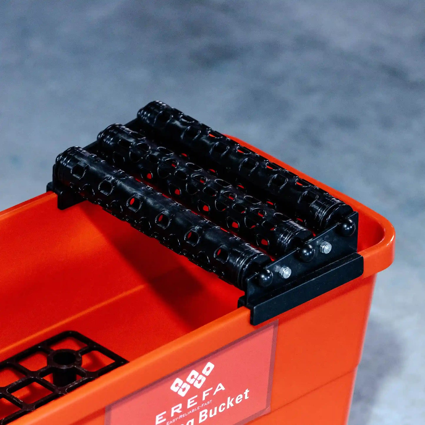 E2017 Reinigungseimer aus hochdichtem Polyethylen mit integriertem Rollensystem und 20 Litern Fassungsvermögen