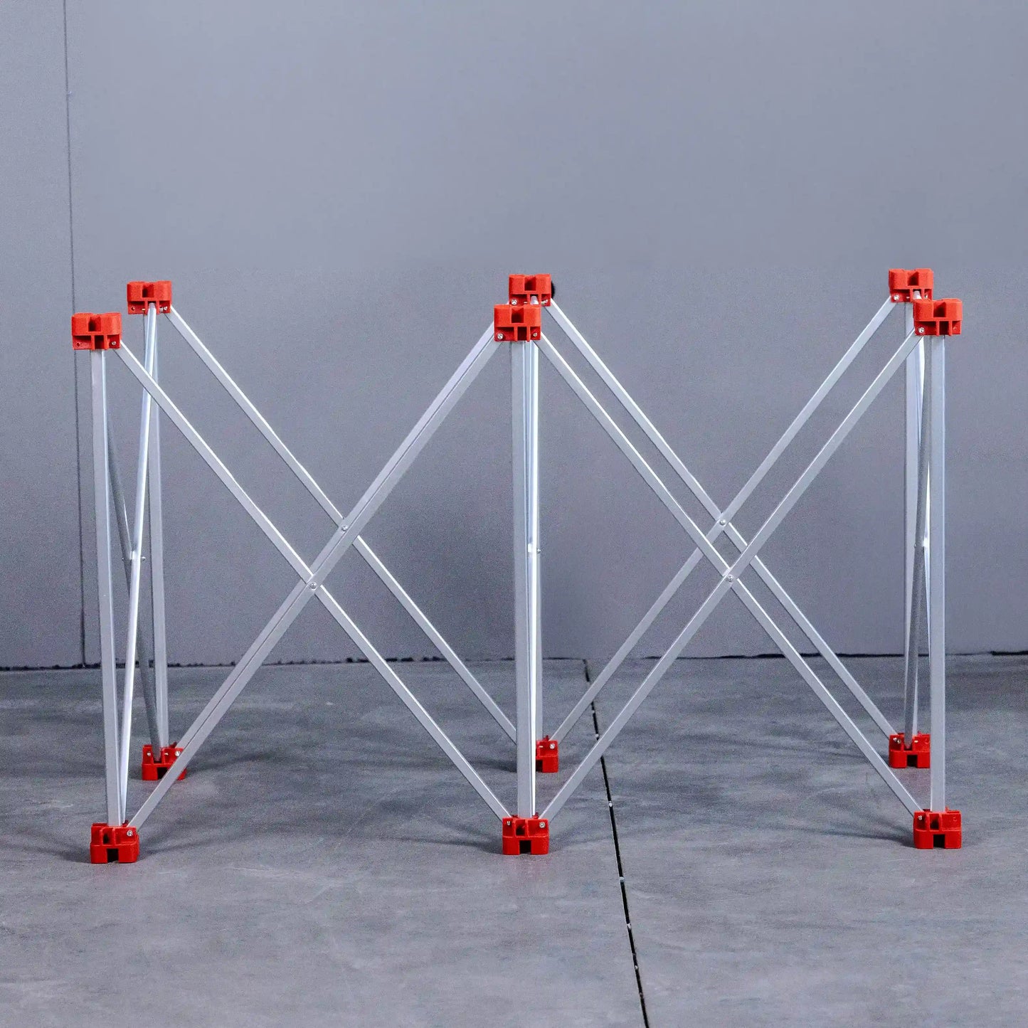 E2018 Sechsbeiniger Stahlplattentisch mit präziser Ausrichtung und erhöhter Stabilität