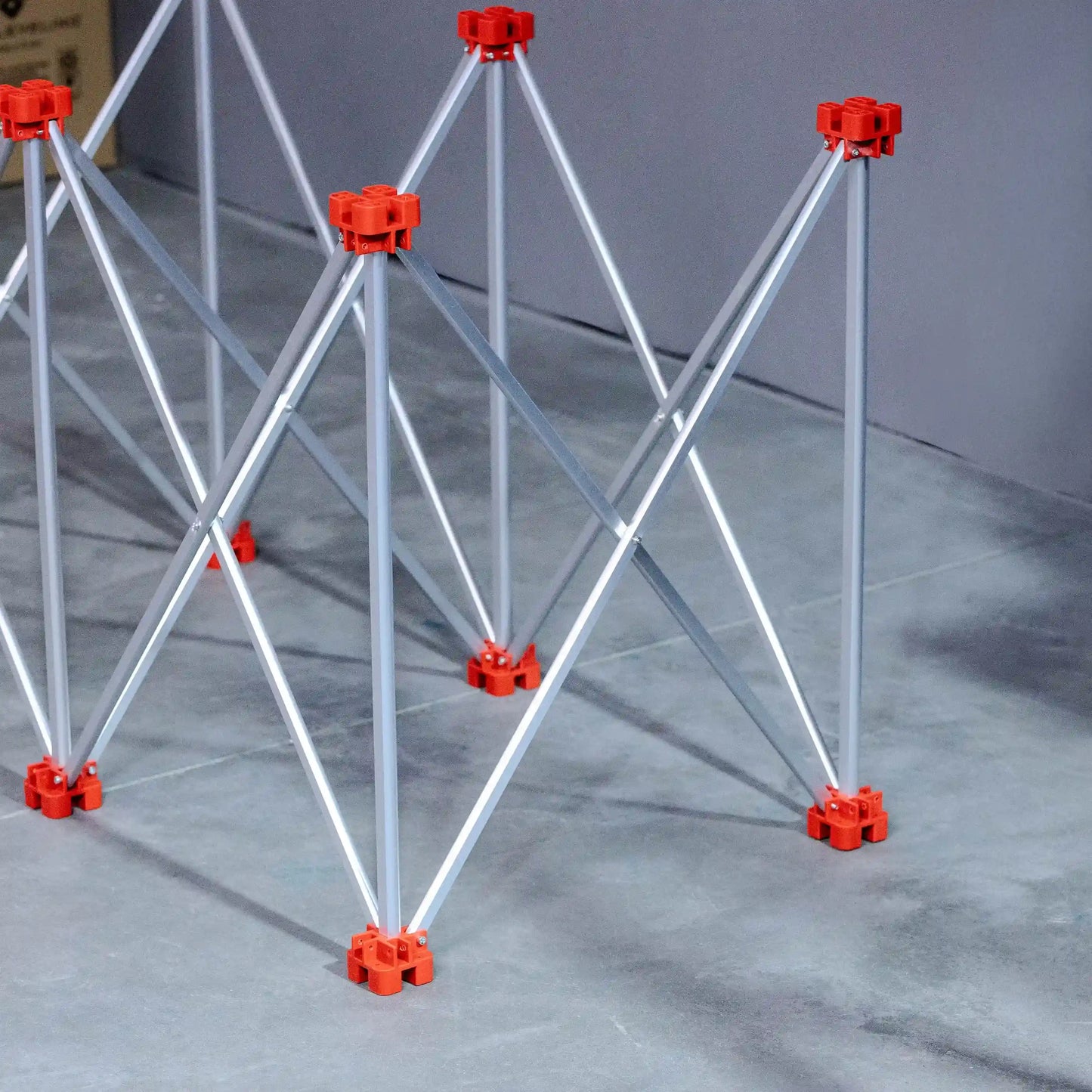 E2018 Sechsbeiniger Stahlplattentisch mit präziser Ausrichtung und erhöhter Stabilität