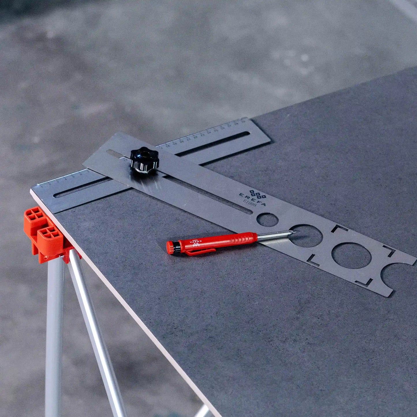 E2018 Sechsbeiniger Stahlplattentisch mit präziser Ausrichtung und erhöhter Stabilität